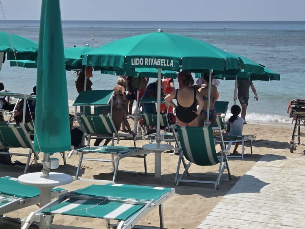 Gallipoli, turista colpita da arresto cardiaco in mare: salvata da bagnino