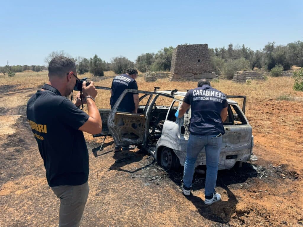 Corpo carbonizzato in un'auto in aperta campagna a Trepuzzi