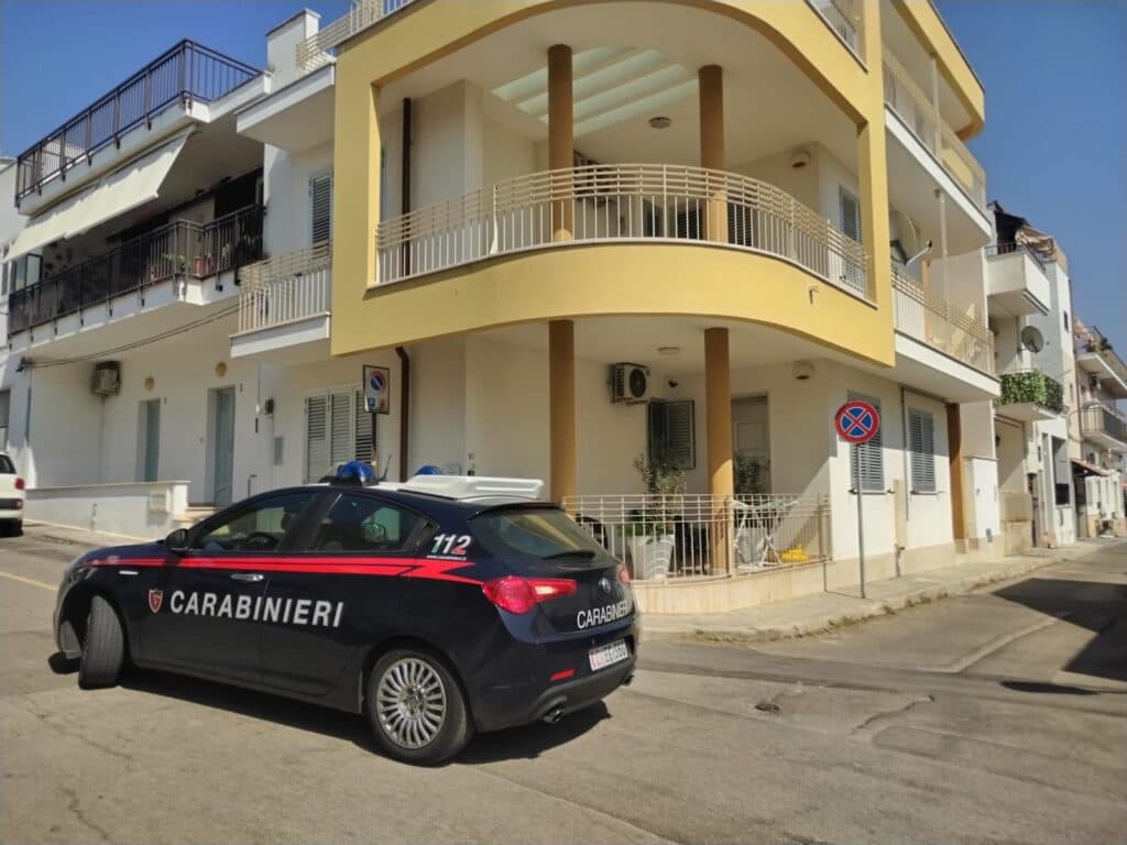 Santa Maria al Bagno, vento chiude la porta di casa e bambino resta in casa da solo: salvato dai carabinieri