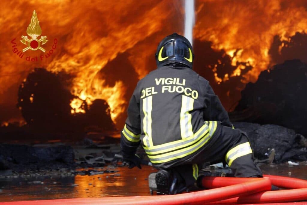 Inferno di fuoco nella notte: evacuate diverse famiglie
