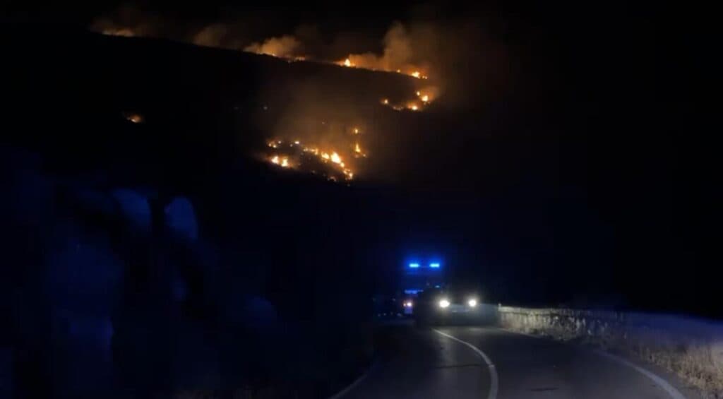 Vasto incendio nel Parco Naturale Otranto-Leuca: in fumo ettari di macchia mediterranea