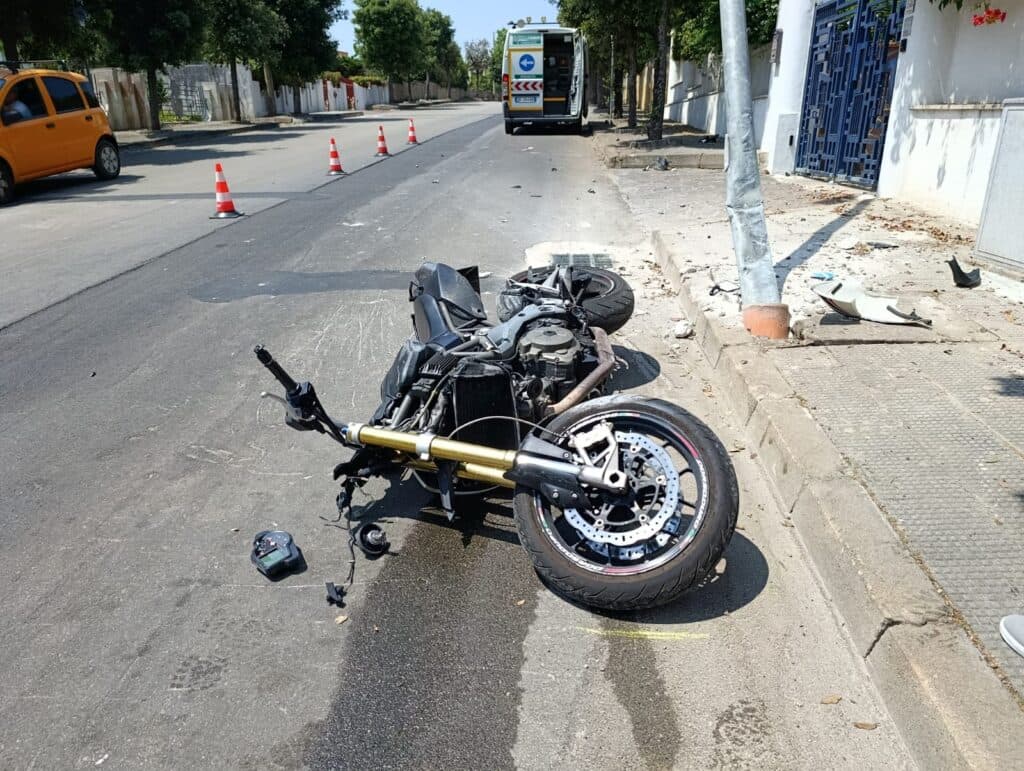 Con la moto contro un palo: in ospedale 46enne