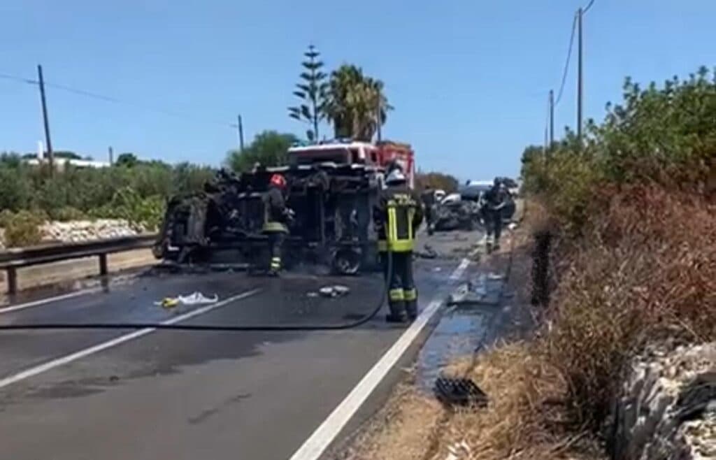 Incidente sulla litoranea tra Pescoluse e Torre Pali: auto in fiamme e feriti gravi