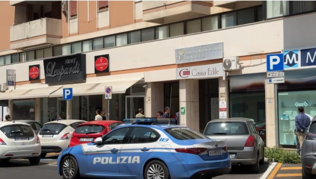 Pulisce i vetri e la corda si spezza, precipita e muore giovane operaio