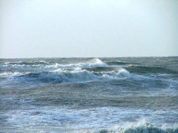 Torre Chianca, paura in mare: bagnini e poliziotto salvano una donna