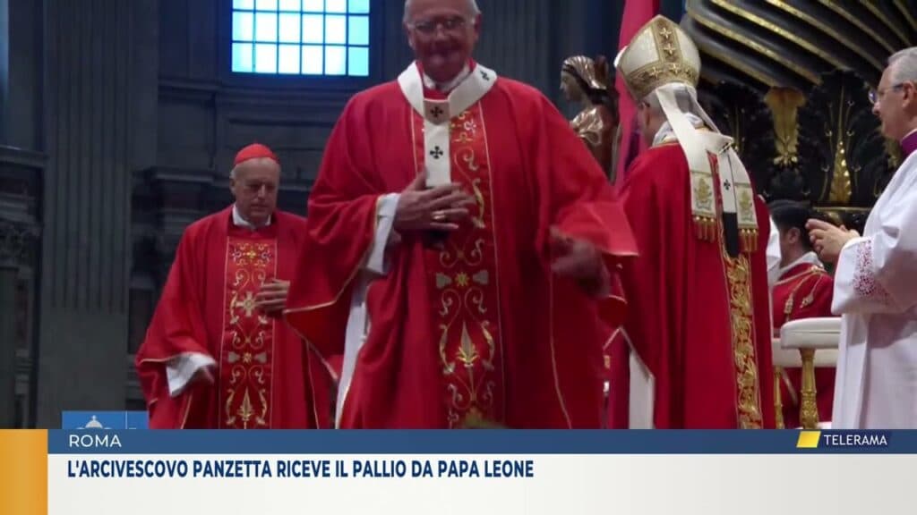 L''arcivescovo Panzetta riceve il pallio da Papa Leone