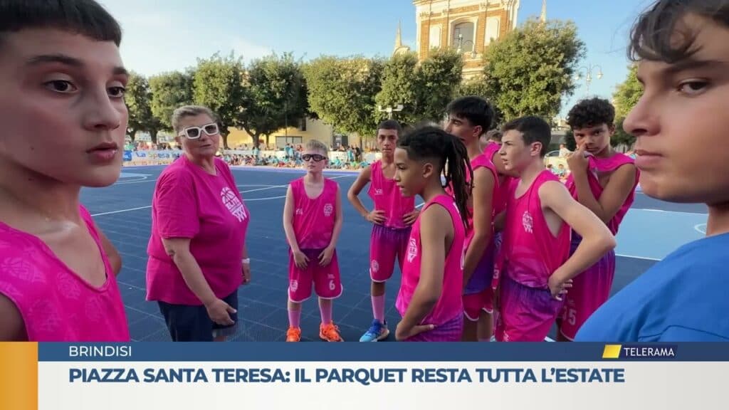 Piazza Santa Teresa: il parquet resta tutta l’estate