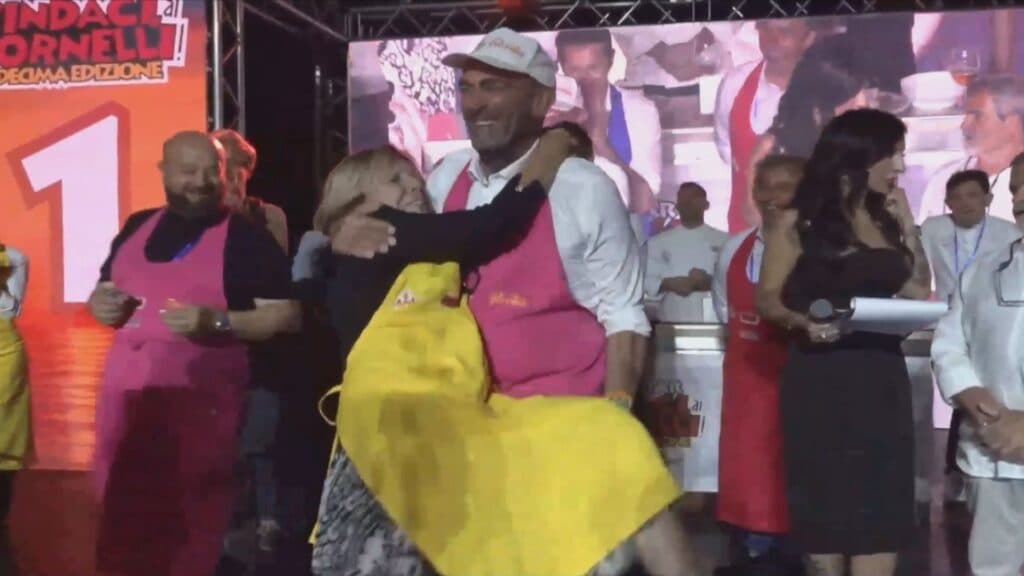 "Sindaci, ai fornelli!": Vito Leccese vince il derby con Adriana Poli Bortone