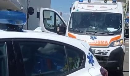 Taranto, auto contro guard rail sulla statale 7: donna in codice rosso
