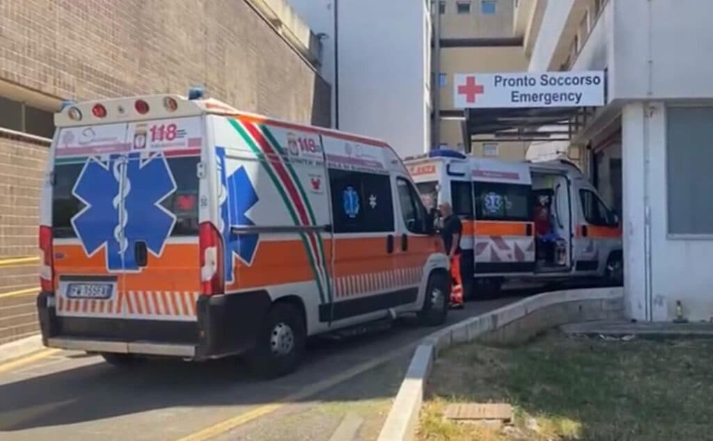 Copertino, ambulanze in fila per ore: caos al Pronto Soccorso