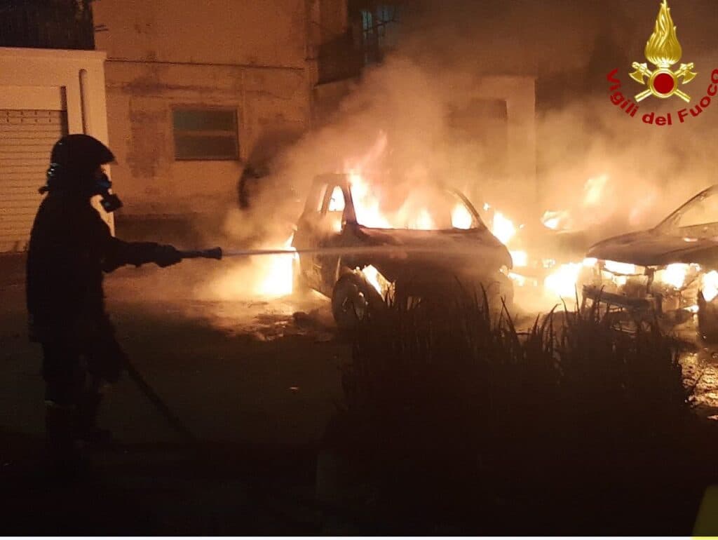 Cinque auto a fuoco nella notte: s'indaga