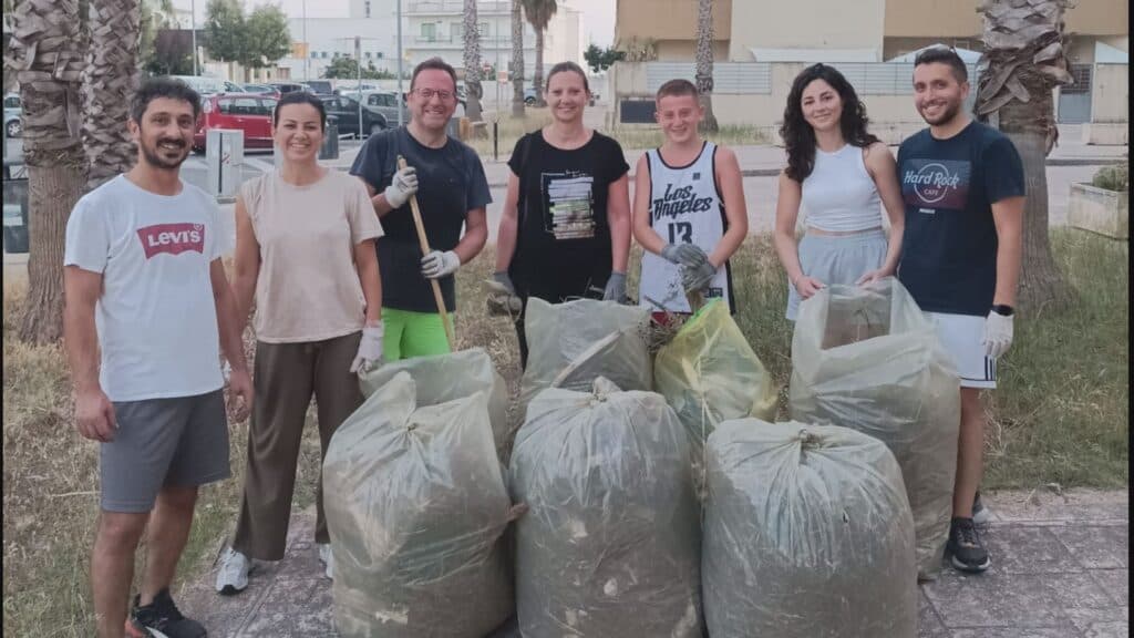Rifiuti ed erbacce, i residenti costretti a ripulire le aiuole