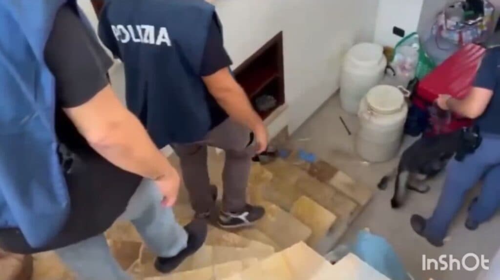 Maxi sequestro di droga a Racale: tre arresti. Scovato cunicolo usato come deposito