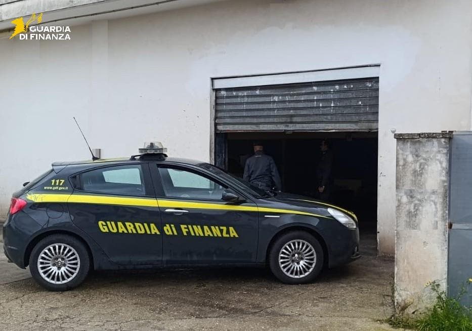 Scoperte sette autofficine abusive, sequestrati oltre 3000 litri di olio esausto