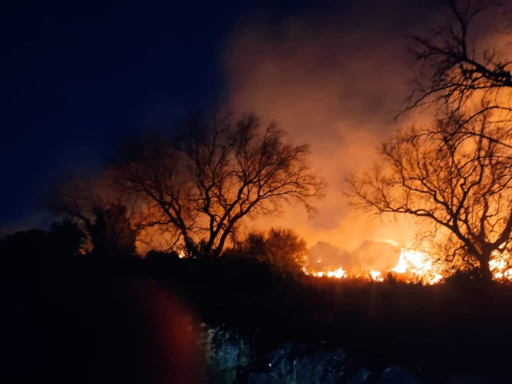 Fiamme sulla collina "Rischiazzi" di Parabita: ettari di vegetazione in fumo