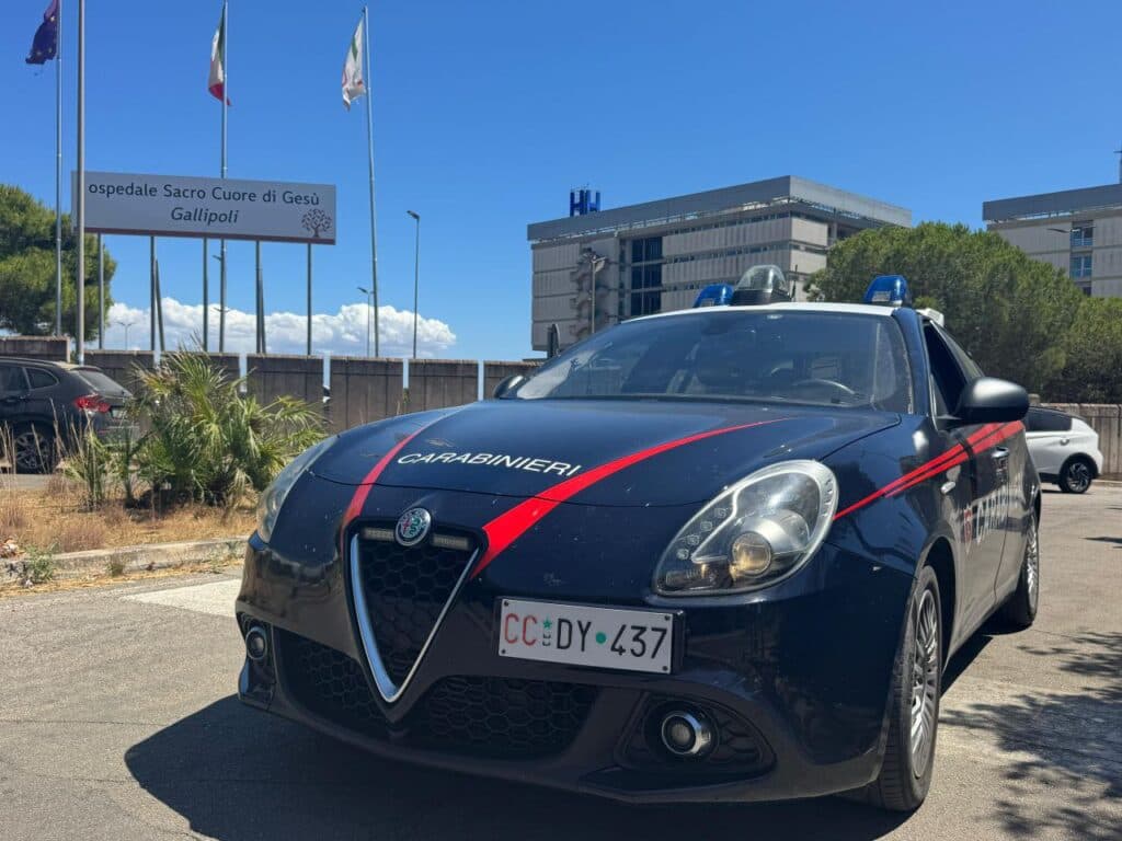 Bambino di due anni resta chiuso in auto: tratto in salvo dai carabinieri e da un cittadino