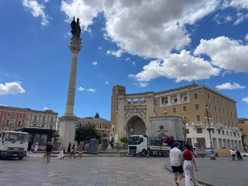 Sant'Oronzo: tutto pronto per il ritorno in piazza. Domani la statua sarà collocata nel Sedile