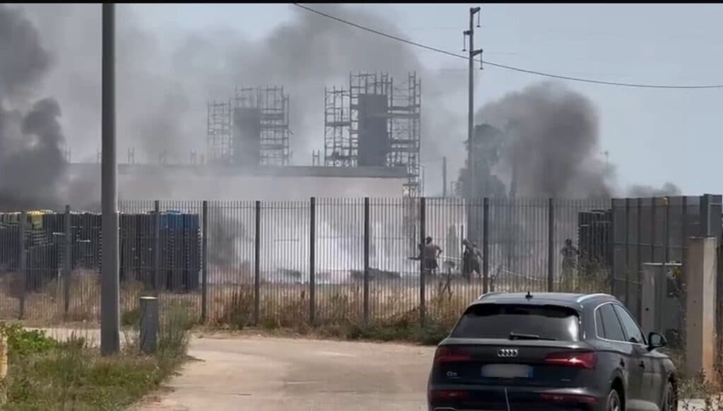 Incendio intorno alla piscina comunale, allarme per il fumo nero