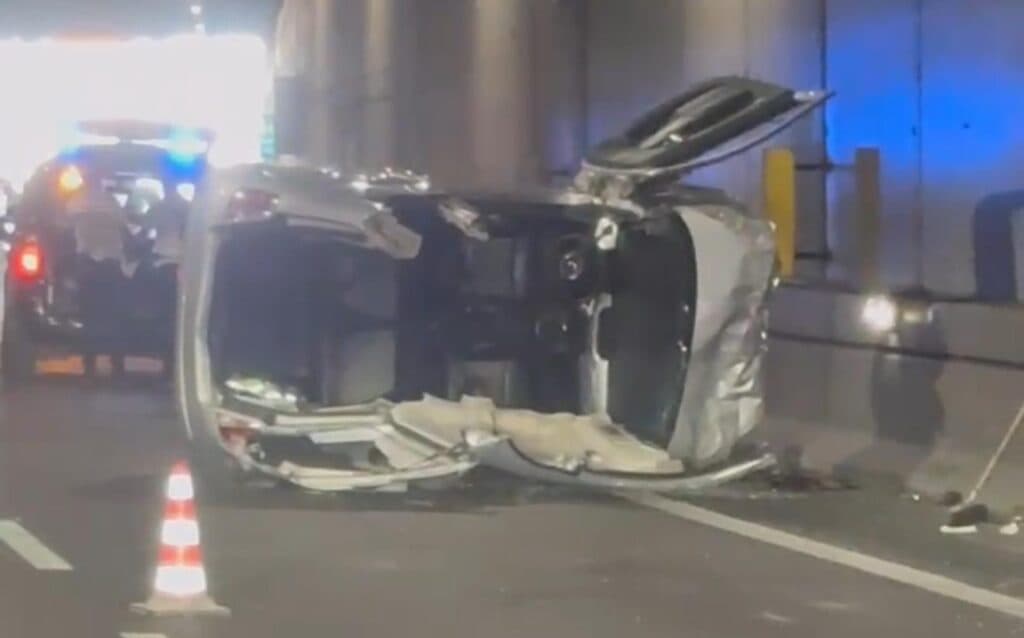 Tangenziale ovest, auto si ribalta in galleria: un ferito