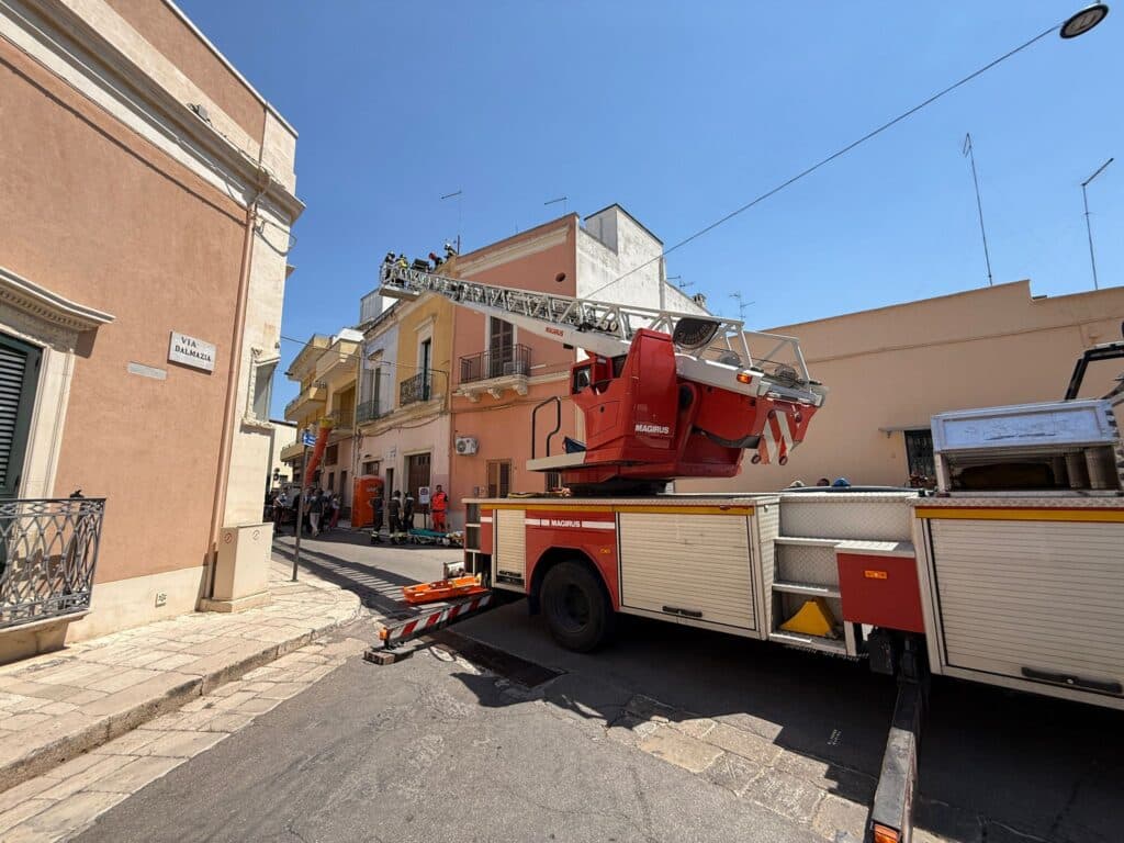 Incidente sul lavoro a Monteroni: tre operai travolti dal crollo di un solaio