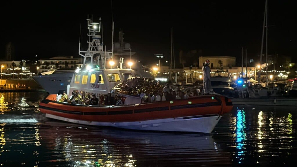 Sbarco a Santa Maria di Leuca: 112 migranti soccorsi, donna incinta trasportata in ospedale