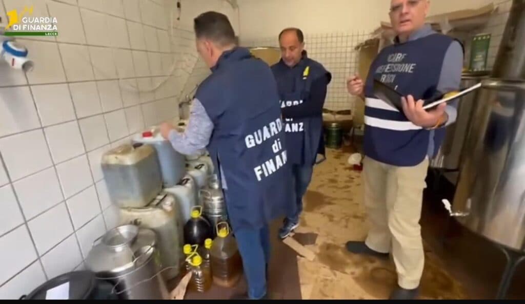 Olio scadente per le mense di alunni e anziani: tre denunce