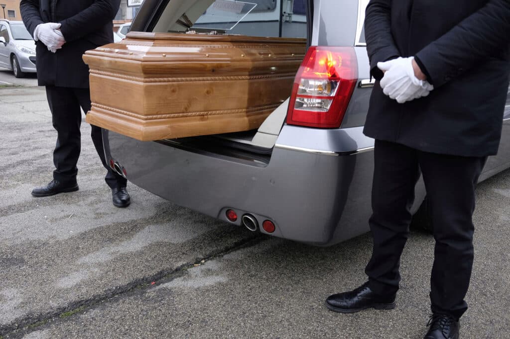 Guadagni d’oro con i funerali, ma senza dichiararli: imprenditore nei guai a Taviano