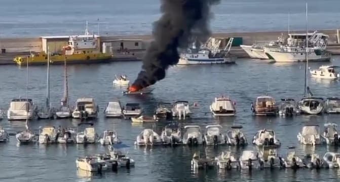 Porto Otranto, in fiamme imbarcazione