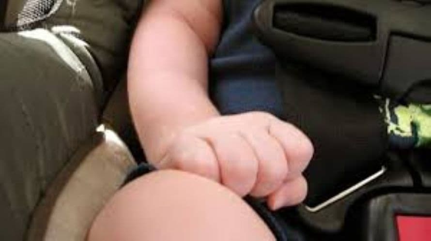 Bari: bimbo bloccato in auto, passanti rompono vetro per liberarlo