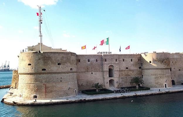 Taranto, Squitieri fotografa la biodiversità marina del canale navigabile