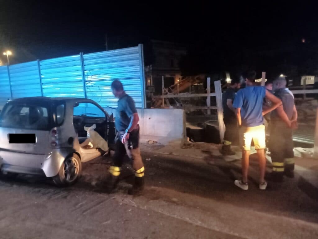 Incidente nei pressi dell’ex Caserma Massa: auto sfonda le transenne del cantiere e rompe una tubatura
