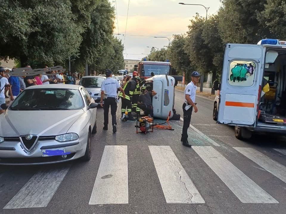 Lecce, auto si ribalta su viale Gallipoli: conducente incastrato nell’abitacolo