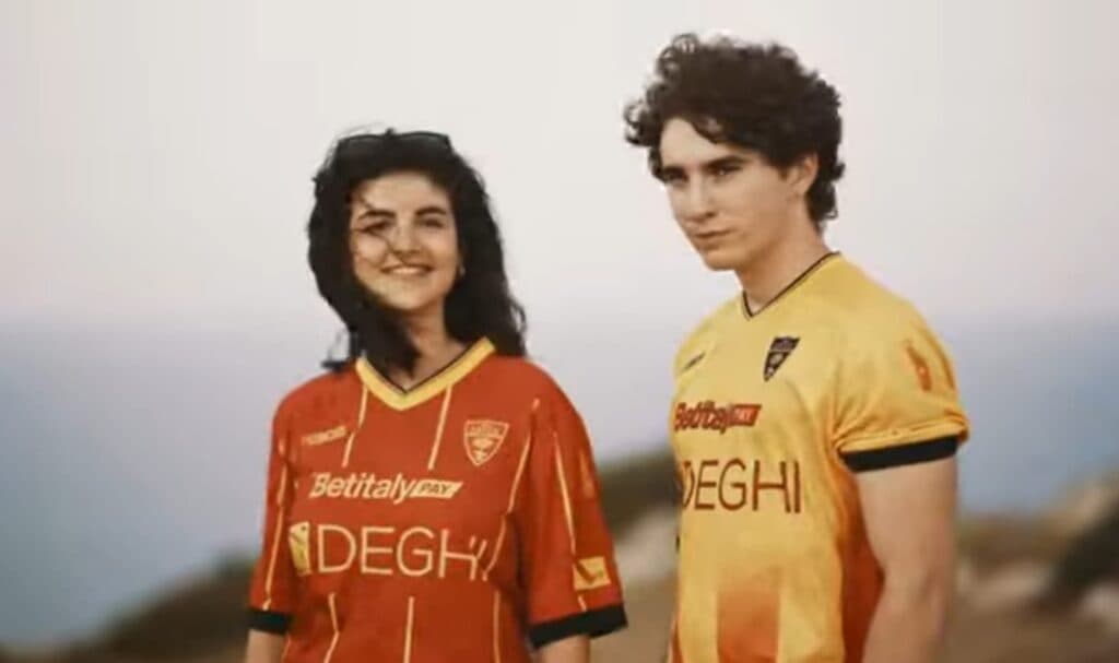 L'Us Lecce presenta in un video la prima e terza maglia della stagione 2025/26