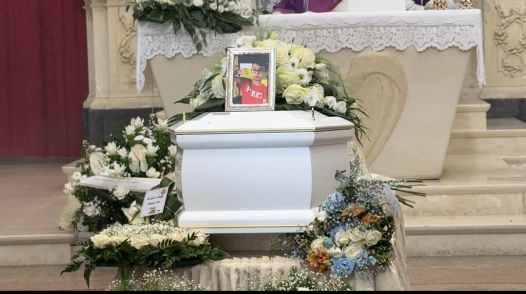 Depressa dice addio al piccolo Andrea: palloncini bianchi e lacrime