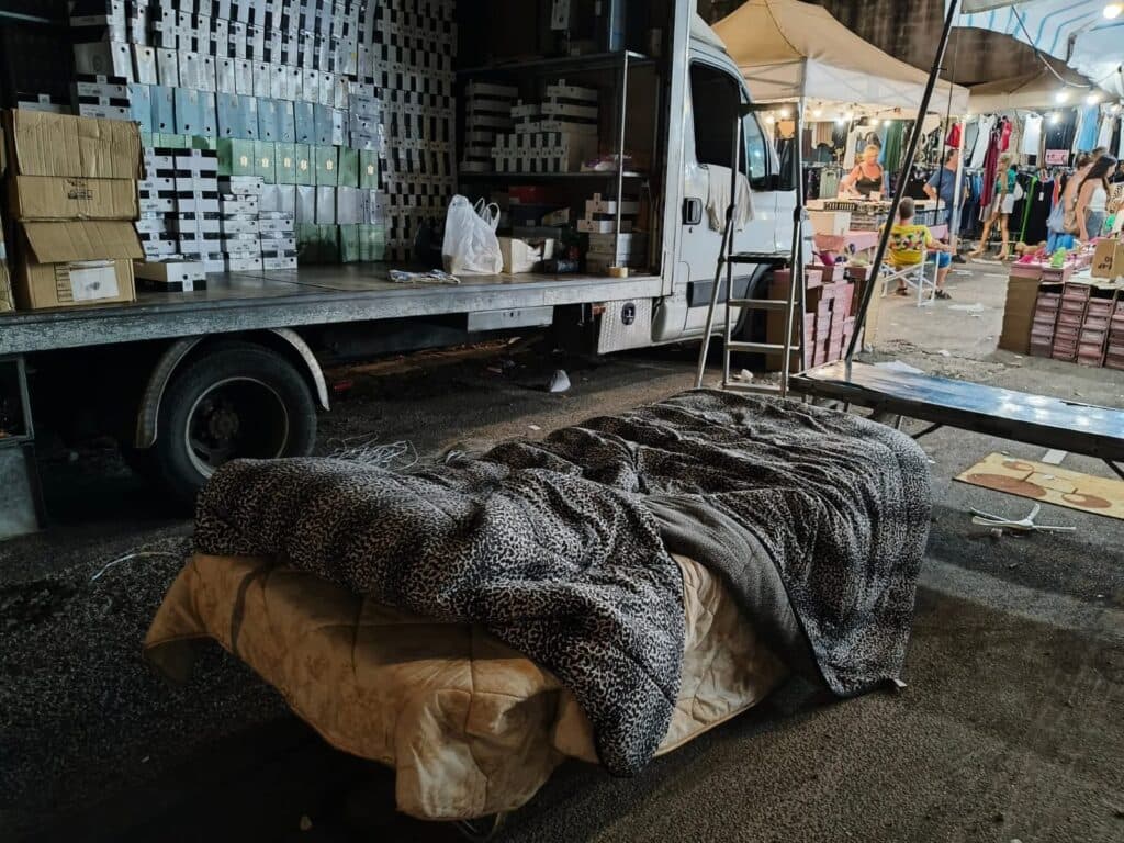Centro storico trasformato in accampamento: degrado durante la festa