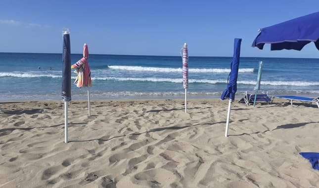 Ombrelloni segnaposto e noleggiatori abusivi: multe e sequestri