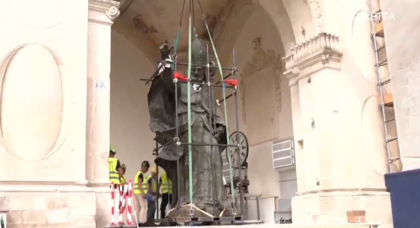 Dopo 6 anni, la statua originale di Sant'Oronzo è tornata in piazza
