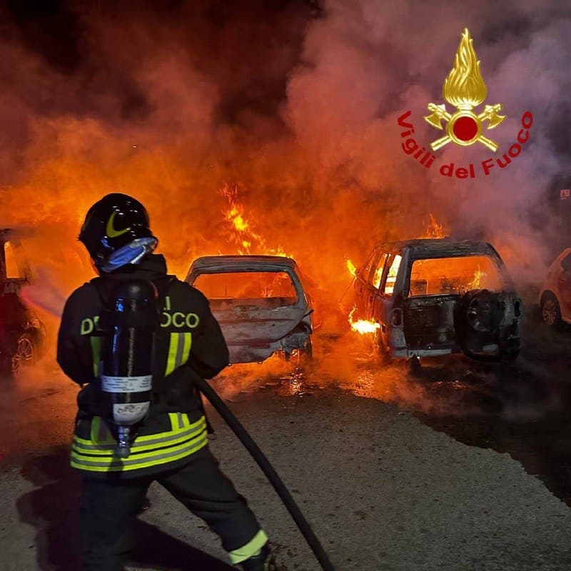 Notte di fuoco a Lecce: in fiamme quattro mezzi. Distrutta un'altra auto a Galatone