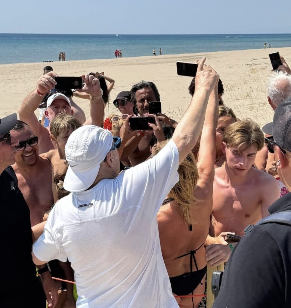 Vasco è tornato: bagno di folla e selfie sulla spiaggia di Castellaneta Marina