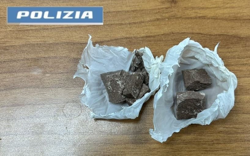 Taranto, non si ferma all'alt e sperona auto della Polizia: arrestato