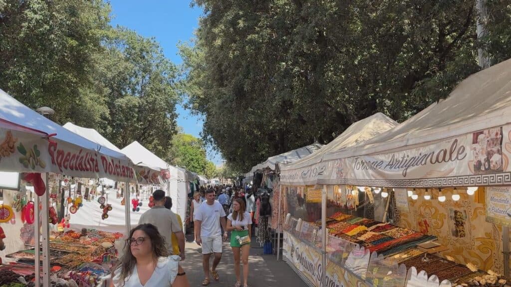 Fiera di Sant'Oronzo, profumi e colori tra le bancarelle della festa patronale