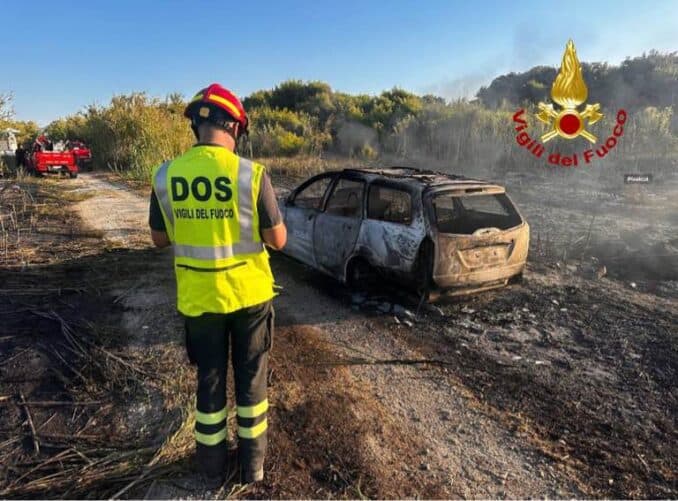 Paura a San Foca: canneto in fiamme, salva la pineta, bagnanti in fuga