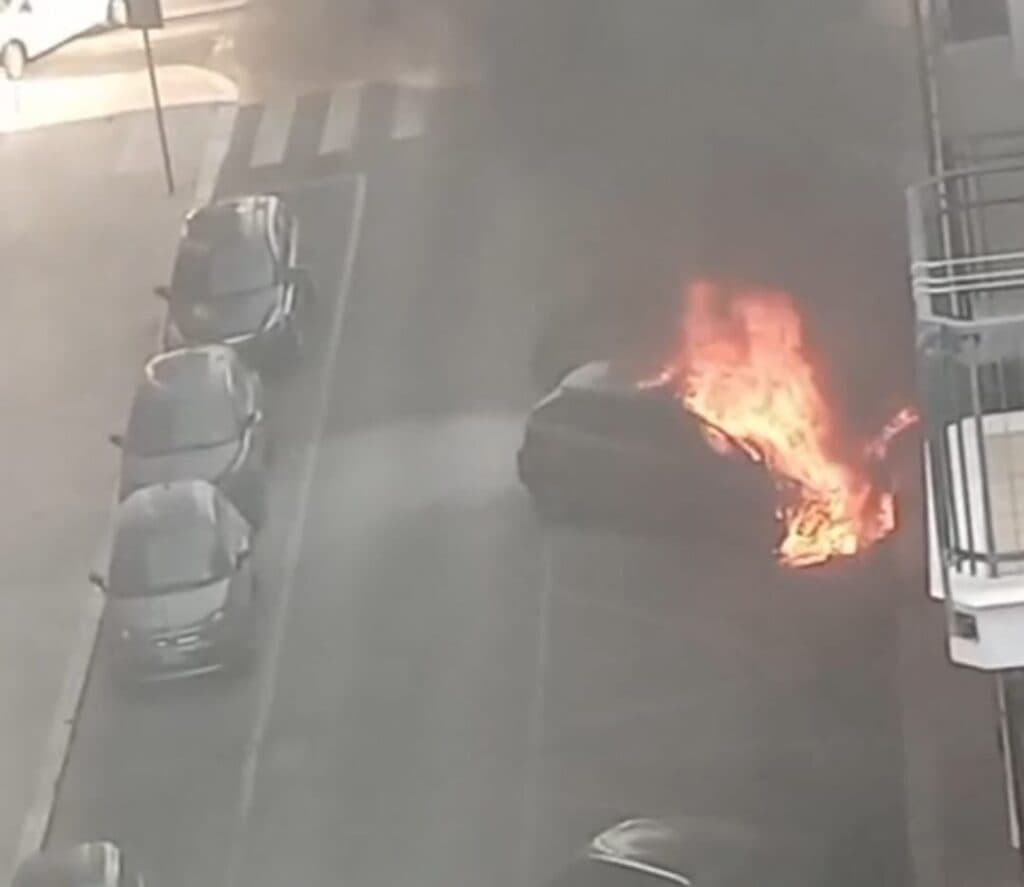 Taranto, due auto in fiamme in via Pupino