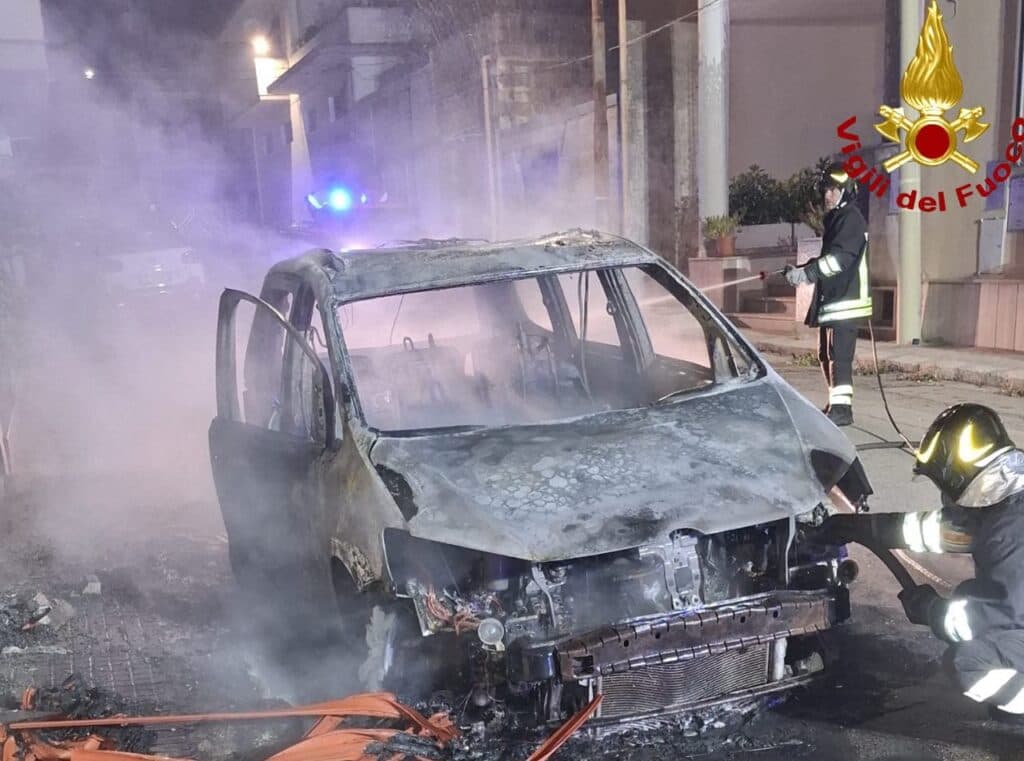 Ennesima notte di fuoco nel Salento, distrutta un'auto