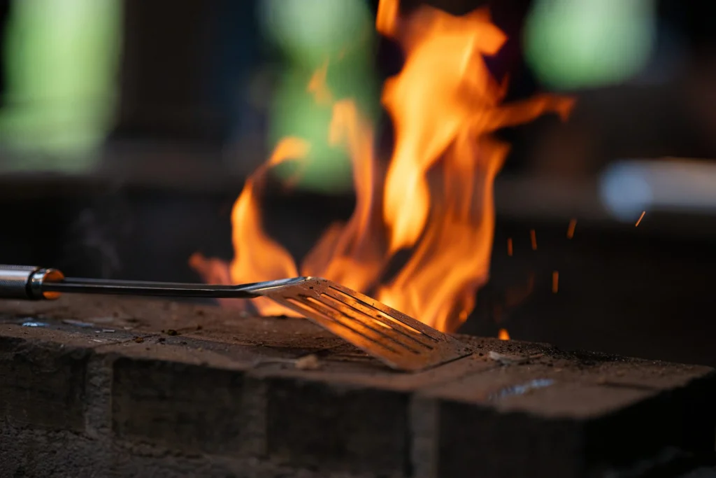 Accende il barbecue, la fiammata lo investe: ustionato 45enne