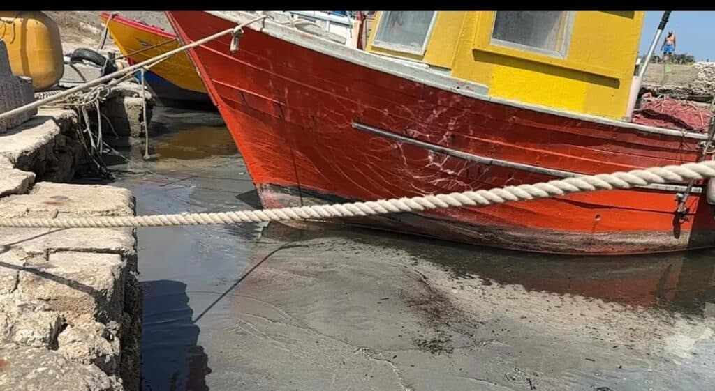 Pescatori in rivolta a Frigole: "Il fondale è troppo basso, le barche non riescono a prendere il largo. Serve un dragaggio"