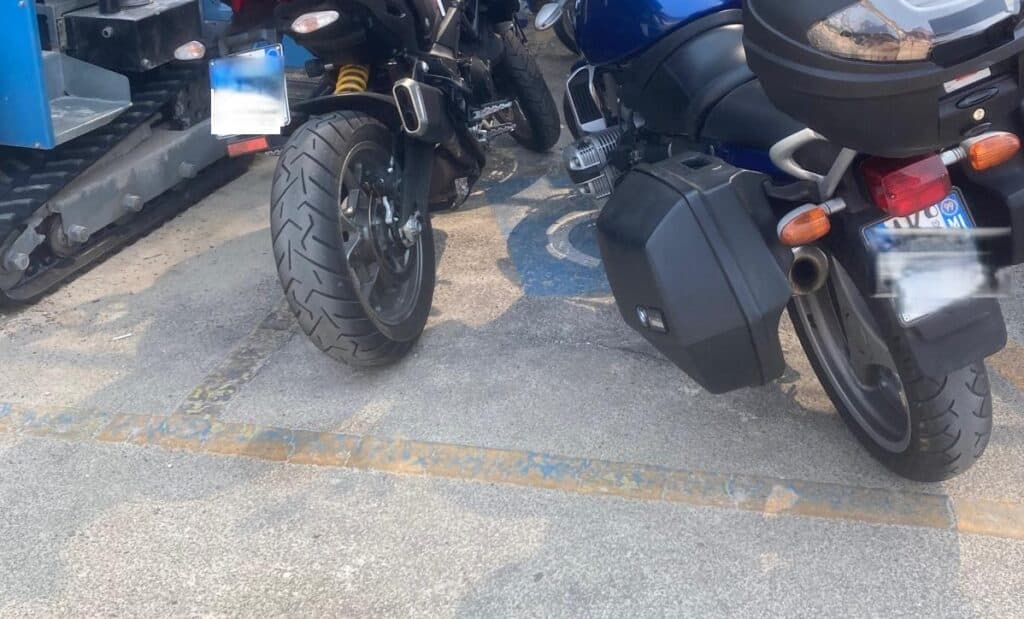 Parcheggio per disabili occupato da moto