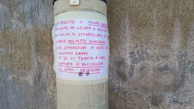 Cartello shock contro chi non raccoglie le deiezioni dei cani: "Abbiamo sparso polpette avvelenate”