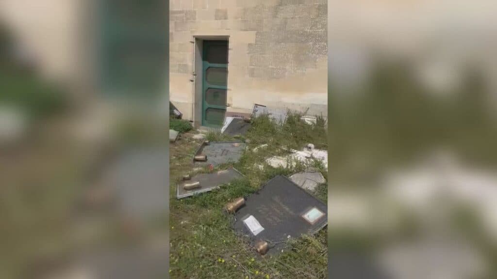 Scoppia il caos al cimitero tra loculi: “Defunti trattati come oggetti da spostare”