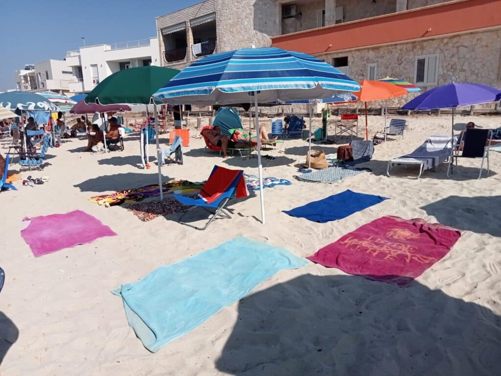 Torre Lapillo, spiaggia “prenotata” con ombrelloni vuoti: monta la protesta